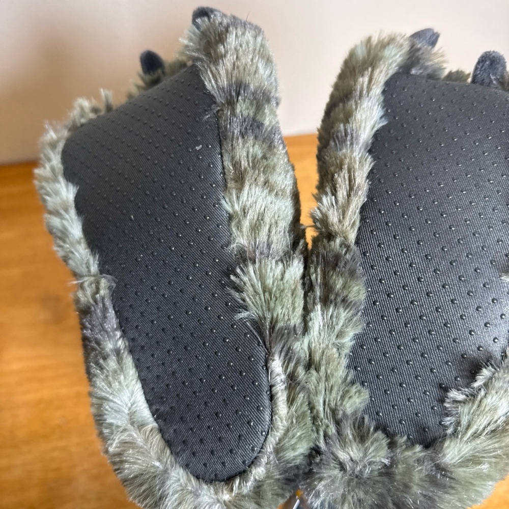 Carters Kids Monster Feet Fuzzy House Shoes XL 11-12 Green NWT - Picture 3 of 4